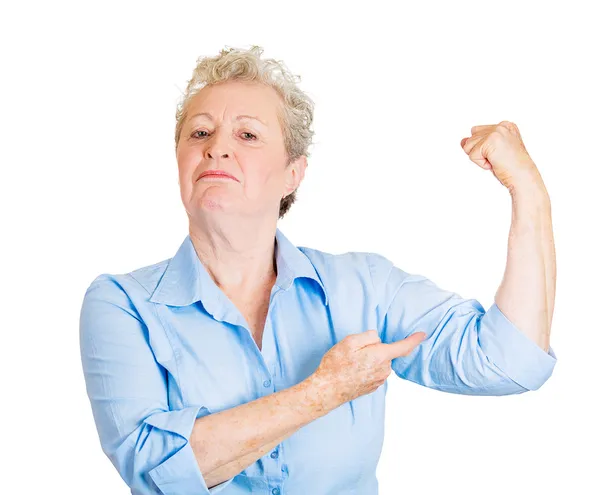 Frau zeigt Muskeln Stockfoto