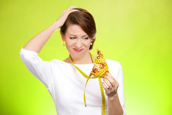 Vrouw met pizza met meetlint rond — Stockfoto