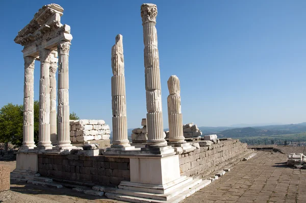 Храм Траяна в acropolis — стокове фото
