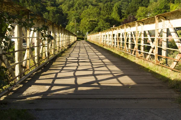Puente peatonal una vez un puente ferroviario, el puente de alambre en Tintern . —  Fotos de Stock