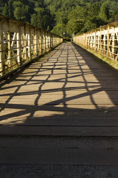 Puente peatonal una vez un puente ferroviario, el puente de alambre en Tintern . — Foto de Stock