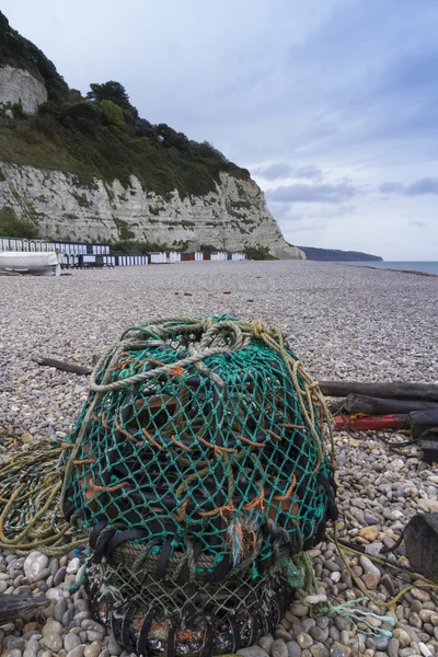 Piwo plaża z lobster pot w planie. — Zdjęcie stockowe