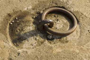 demir yüzük Betonda ayarla