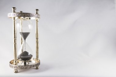 kum saati - eski moda kum saati, siyah kum, yarısı boş, l