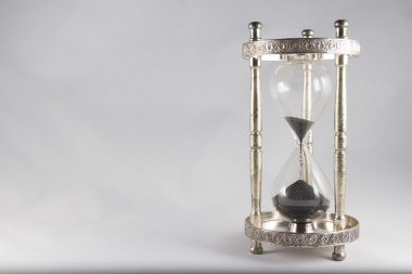 kum saati - eski moda kum saati, siyah kum, neredeyse boş,