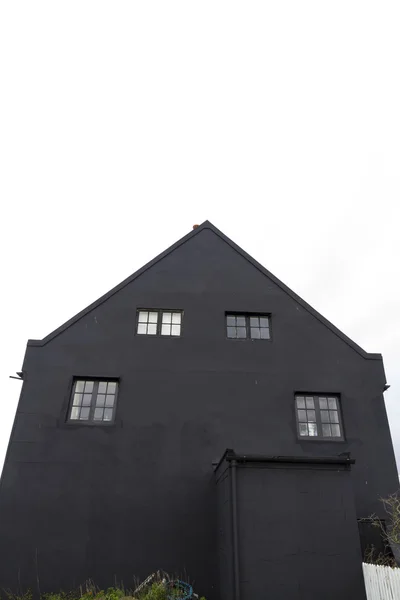 Μαύρο σπίτι, λευκό χώρο στην κορυφή. — Φωτογραφία Αρχείου