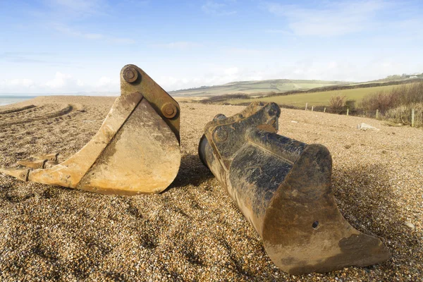 Baggerschaufel am Kiesstrand zurückgelassen — Stockfoto