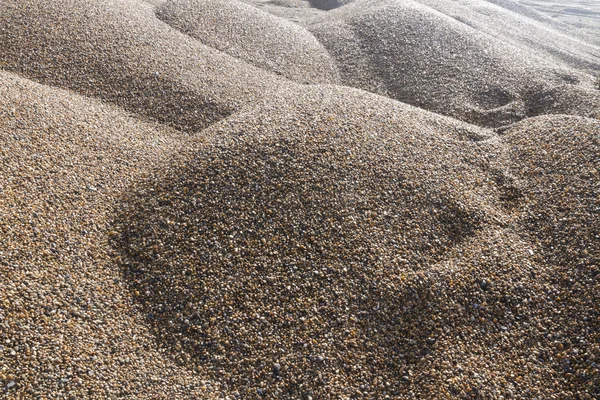 Pilhas de seixos em uma praia — Fotografia de Stock