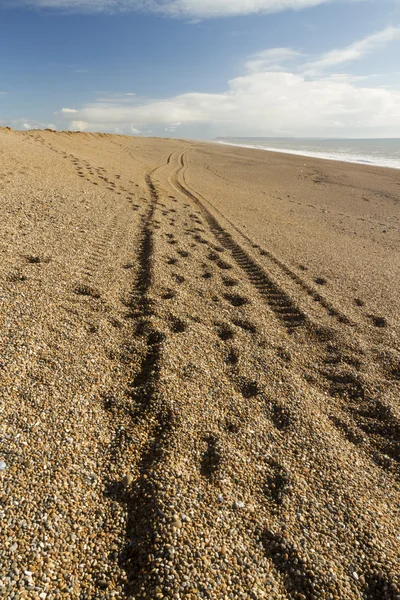 Stopa, kolo vyjeté koleje na Chesil Beach. — Stock fotografie