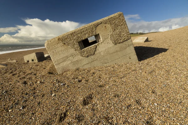 小石のビーチ、chesil 銀行に沈む 2 つの世界大戦ピルボックス — ストック写真