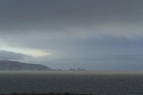 As Agulhas, Ilha de Wight à distância, céu sombrio — Fotografia de Stock