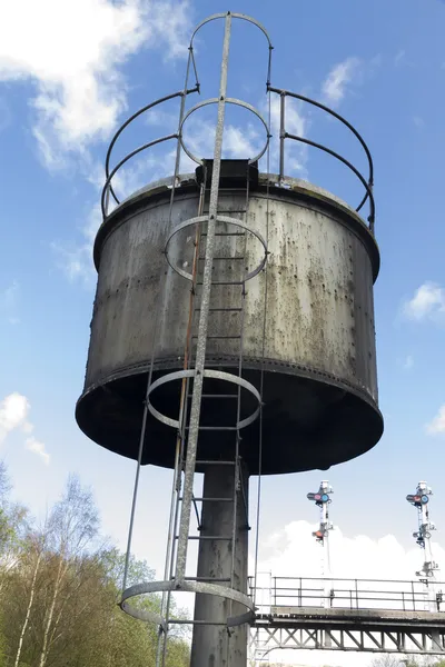 Vintage watertoren voor stoom aangedreven treinen — Stockfoto