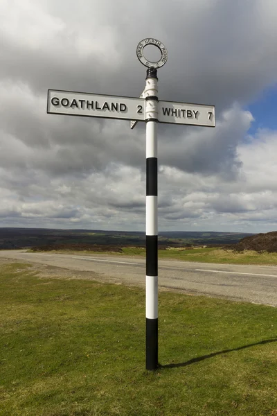 Britský finger post znamení, north yorkshire moors. — Stock fotografie