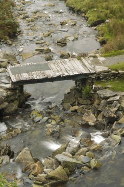 eski ahşap köprü, dağ dere geçerken tepesinde.