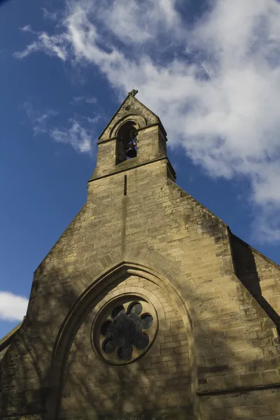 Mavi gökyüzü ve bulut karşı açık çan kulesi ile taş Kilisesi.