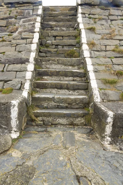 Старые каменные ступени — стоковое фото
