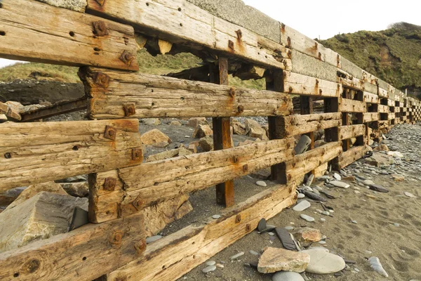 Aberiddy Beach, pozostaje obrony morza. — Zdjęcie stockowe