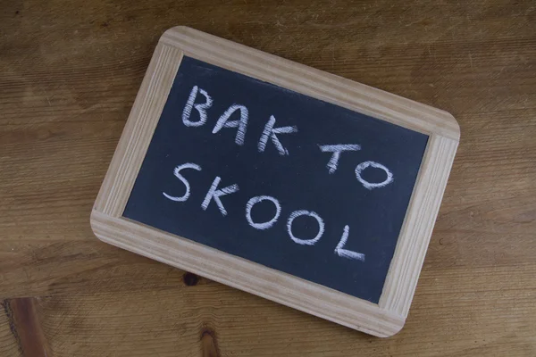 Bak to skool, back to school, geschrieben auf einer nachgebildeten alten Tafel — Stockfoto