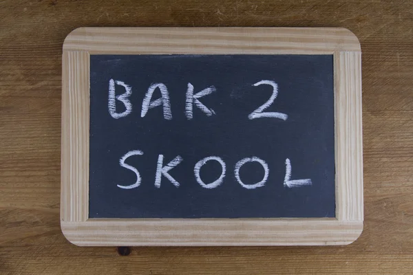 Bak 2 skool, retour à l'école écrit sur replica vieux tableau noir wr — Photo