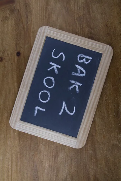 Bak 2 skool, torna a scuola scritto su replica vecchia lavagna wr — Foto Stock