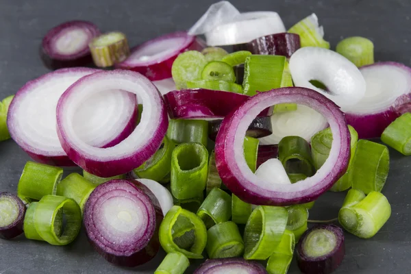 Шматочки алюмінію фіолетовий і зелений салат весняна цибуля, цибуля , — стокове фото