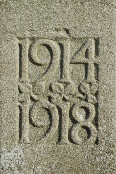 1914-1918 daty pierwszej wojny światowej, rzeźbione w kamieniu. — Zdjęcie stockowe