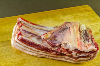 Domuz göbeği eklemi, ahşap tahtada, manzarada mermer yağlı, yakın plan..