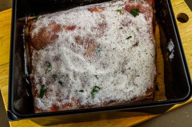 Pastırma, tuz, şeker, defne yaprağı, biber ve ardıç için kuru tedavi. Ahşap doğrama tahtasında, domuz filetosu ya da sırtında portre, en üstte telif alanı.