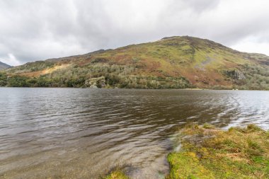 Nant Gwynant Geçidi 'ndeki Llyn ya da Gwynant Gölü. Snowdonia, Galler, manzara.