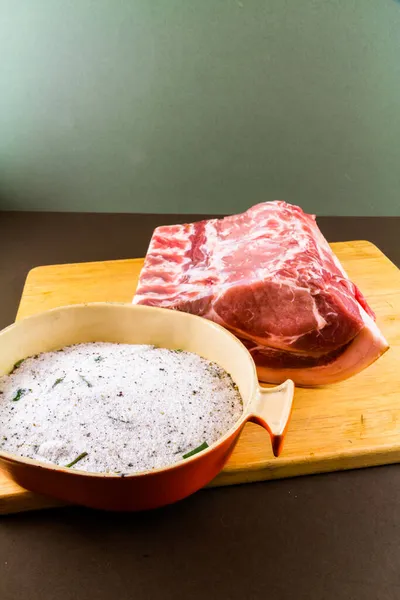 Blick Auf Gericht Mit Trockenaushärtung Für Speck Salz Zucker Lorbeerblatt — Stockfoto