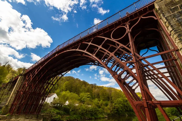 Titta Upp Utsikt Upp Till Den Första Järnbron Vid Ironbridge — Stockfoto