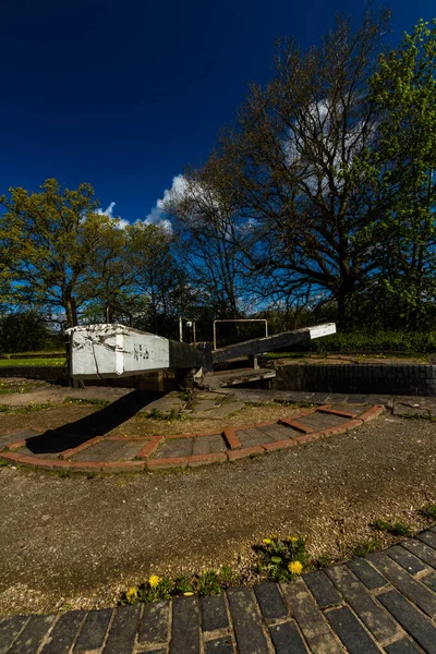 Portões Braço Bloqueio Canal Primeiro Plano Lapworth Perto Birmingham Canal — Fotografia de Stock