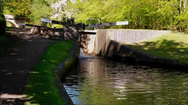 Video Gates Canal Lock Lapworth Birmingham Stratford Avon Canal Landscape — Stockvideo