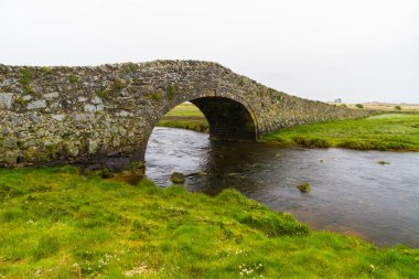 Anglesey, Galler, İngiltere 'deki Pont Pont Aberffraw köprüsü.