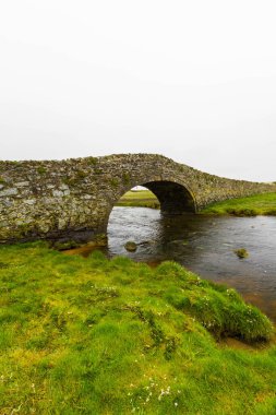 Anglesey, Galler 'deki eski kambur köprü Pont Pont Aberffraw geniş açı, portre