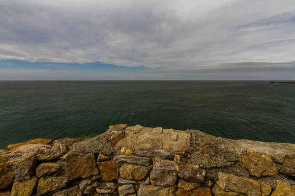 Mare Blu Visto Sopra Muro Pietra Sfondo Texture Paesaggio — Foto Stock