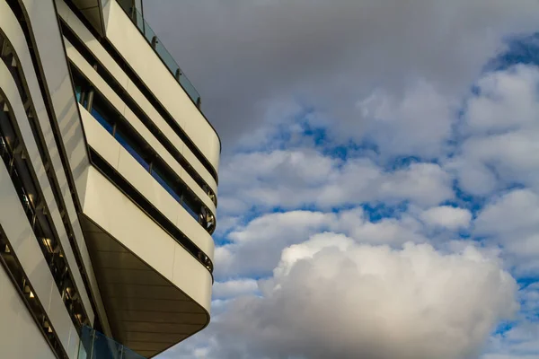 Detalle Del Edificio Moderno Líneas Curvas Blanco Negro Contra Cielo — Foto de Stock