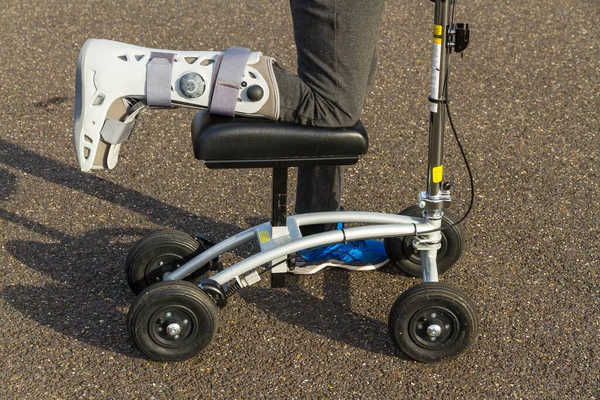 Knie Scooter Wandelaar Wordt Gebruikt Door Vrouw Met Been Voet Rechtenvrije Stockfoto's