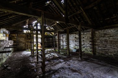 Terk edilmiş taş ocağında eski bir depo. Metal rafları, kullanılmayan taş ocakları ve manzarası var.