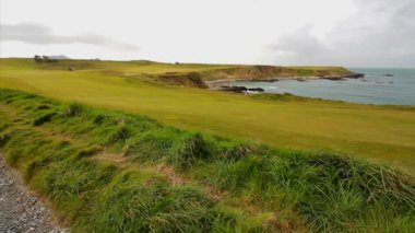 Kuzey Galler, Porthdinllaen 'deki golf sahasının üzerindeki patikadan bak..
