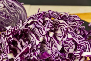 Kırpılmış kırmızı lahana doğrama tahtası üzerinde.