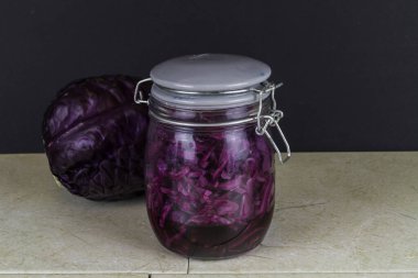 Bir kavanoz taze lahana turşusu, arkasında da kırmızı lahana, manzara.. 