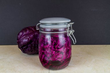 Bir kavanoz taze lahana turşusu ve arkasında da kırmızı lahana.. 