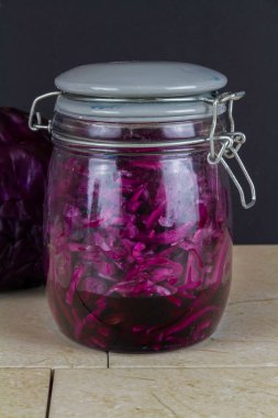 Bir kavanoz taze lahana turşusu, arkasında da kırmızı lahana, portre.. 