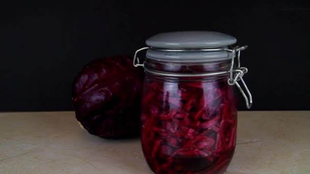 Jar Freshly Made Sauerkraut Whole Red Cabbage Panning Left Right — Vídeo de stock