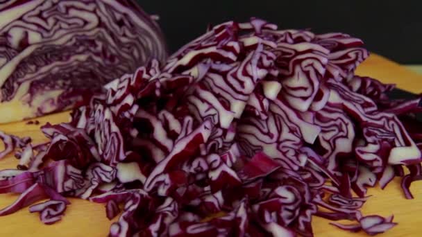 Tracking Video Shredded Red Cabbage Chopping Board Knife Panning Left — Vídeo de stock