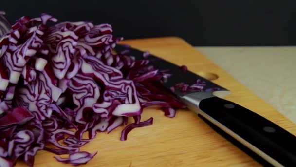 Tracking Video Shredded Red Cabbage Chopping Board Knife Panning Right — ストック動画