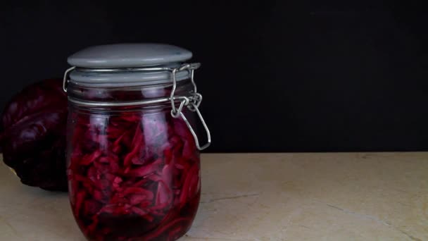 Jar Freshly Made Sauerkraut Whole Red Cabbage Panning Right Left — Vídeo de stock