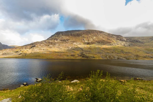Озеро Ллин Огвен Горной Ручкой Спиной Nant Ffrancon Bethesda Snowdonia — стоковое фото