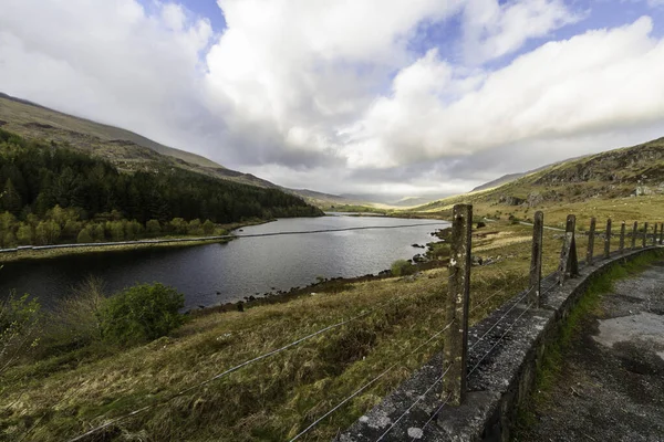 Lake Llyn Llynnau Mymbyr Snowdonia National Park Old Concrete Fence — Zdjęcie stockowe